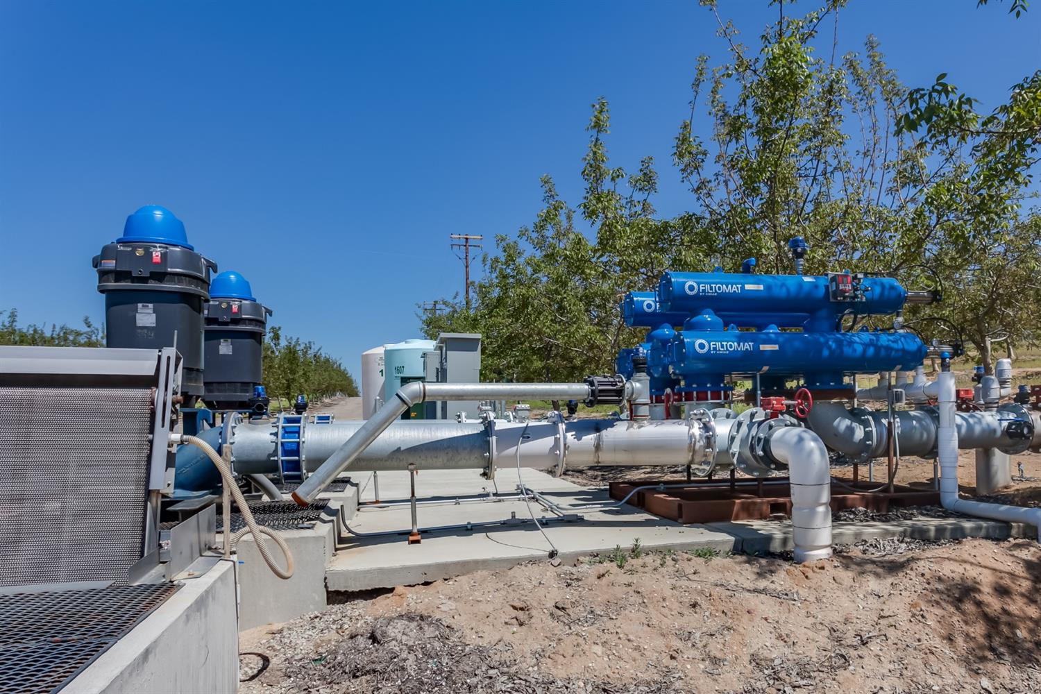 14954 Tim Bell Road Waterford, CA 95386 - Photo 23 of 28 a view of a chairs and tables in the patio