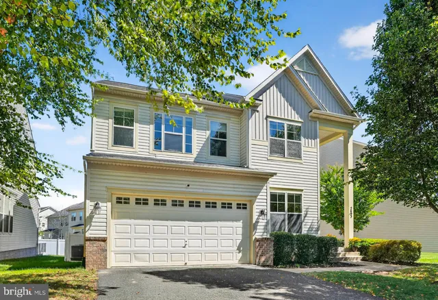 a view of front of a house with a yard