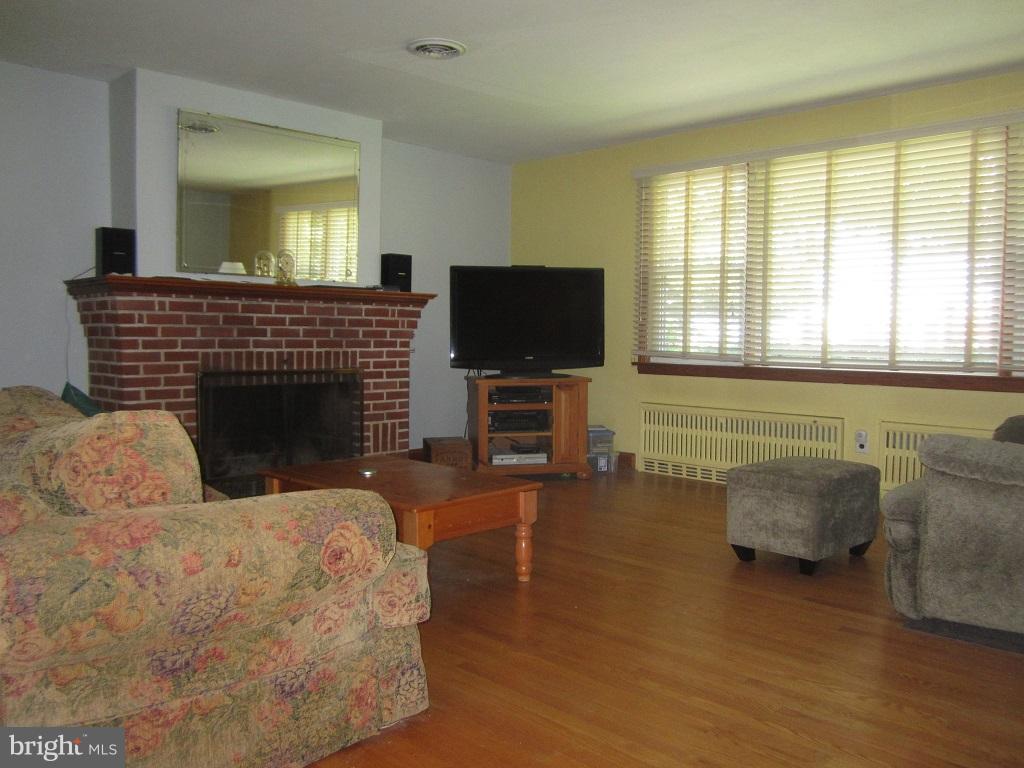 601 Washington Road Westminster, MD 21157 - Photo 4 of 23 Living Room