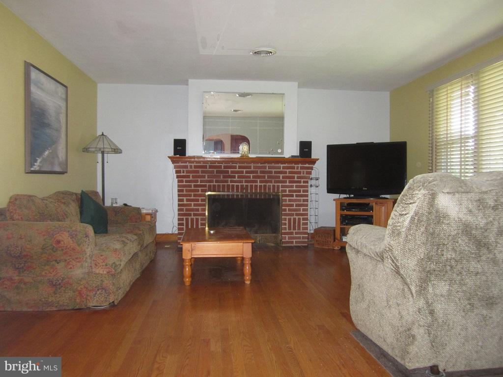 601 Washington Road Westminster, MD 21157 - Photo 5 of 23 Living Room