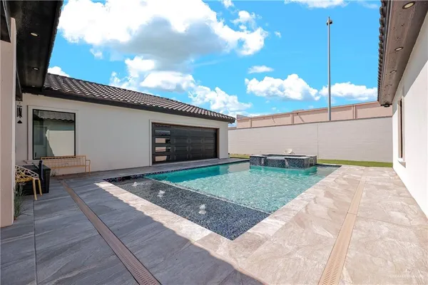 a view of a backyard