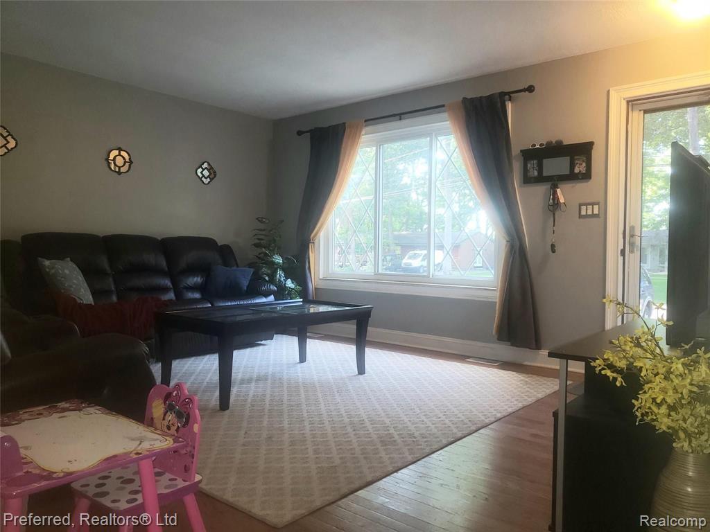 1548 Remsing Street Hartland, MI 48353 - Photo 4 of 10