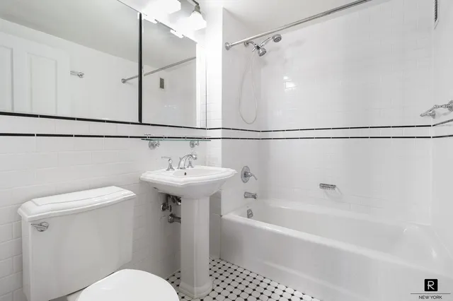 $895,000 | 300 West 135th Street, Unit 6B | Central Harlem