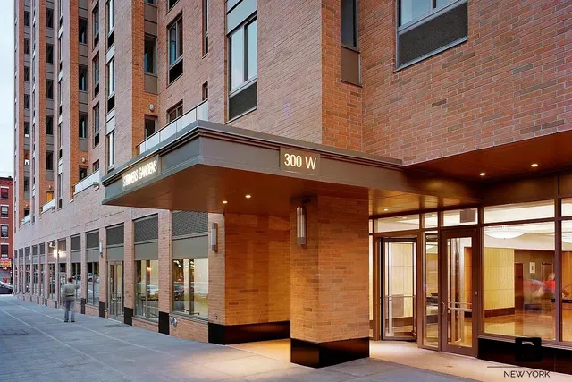 $895,000 | 300 West 135th Street, Unit 6B | Central Harlem