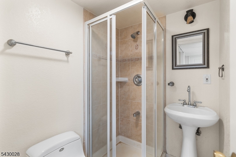 124 Crain Road Paramus, NJ 07652 - Photo 37 of 48