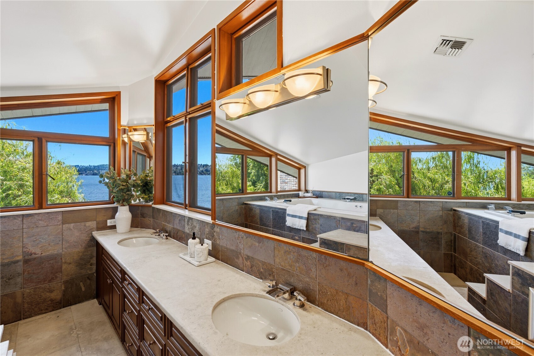 8279 West Mercer Way Mercer Island, WA 98040 - Photo 20 of 40