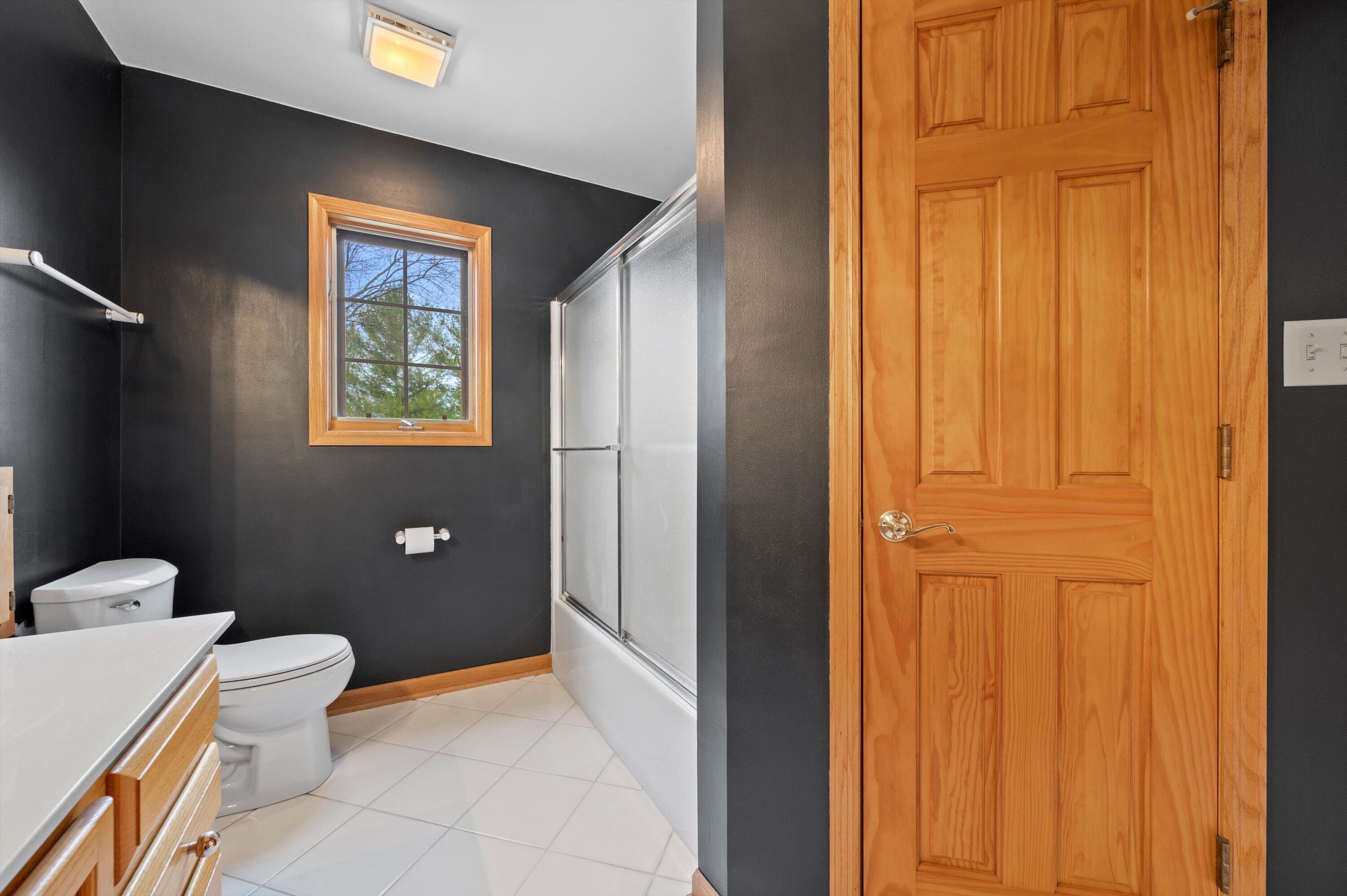 4009 Hickory Knoll Road Delafield, WI 53029 - Photo 29 of 43 Large Full Bath with Storage