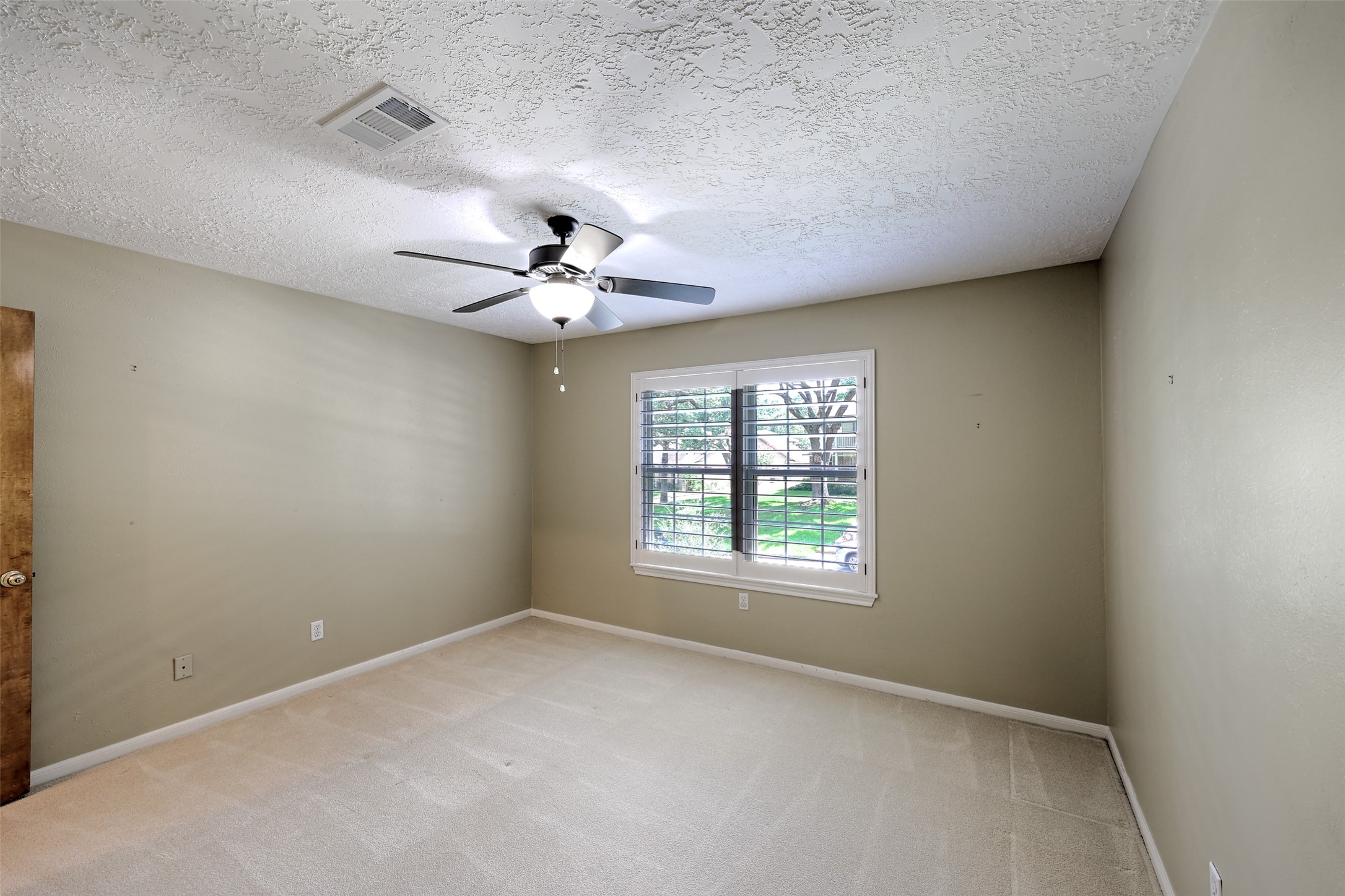 206 Virginia Lane Conroe, TX 77304 - Photo 27 of 36 en empty room with windows and chandelier fan