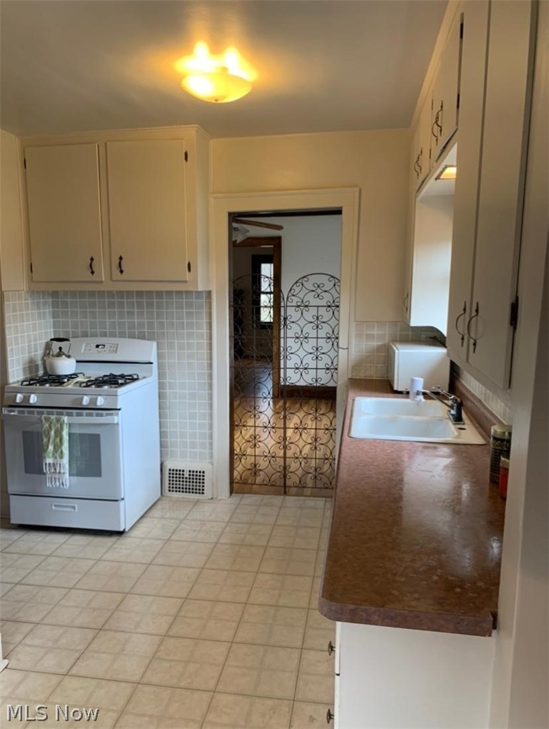 16811 Kenyon Road Cleveland, OH 44120 - Photo 23 of 35 Kitchen 2nd floor
