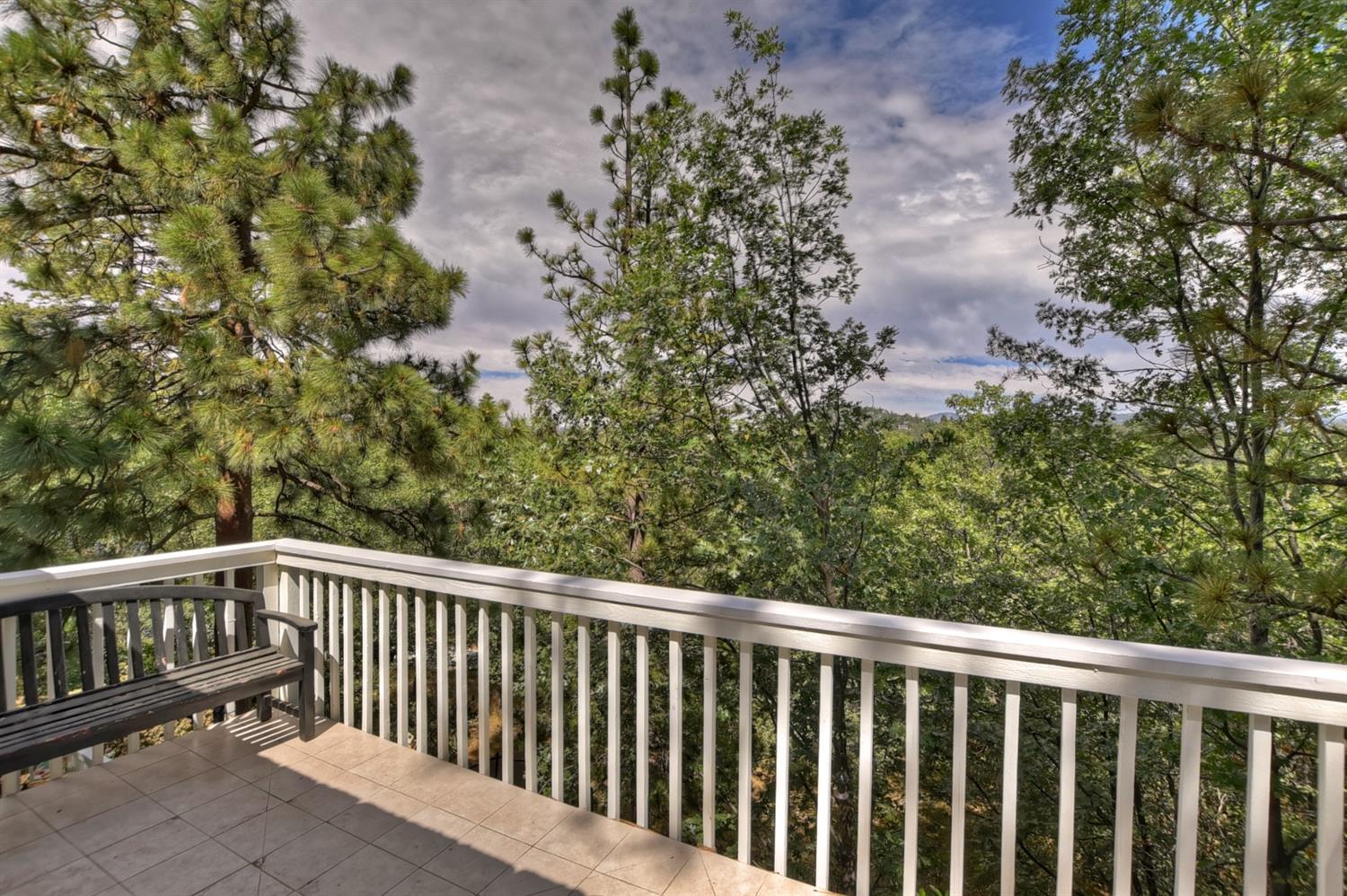 28277 Arbon Lane Lake Arrowhead, CA 92352 - Photo 17 of 50 a balcony with wooden floor and fence