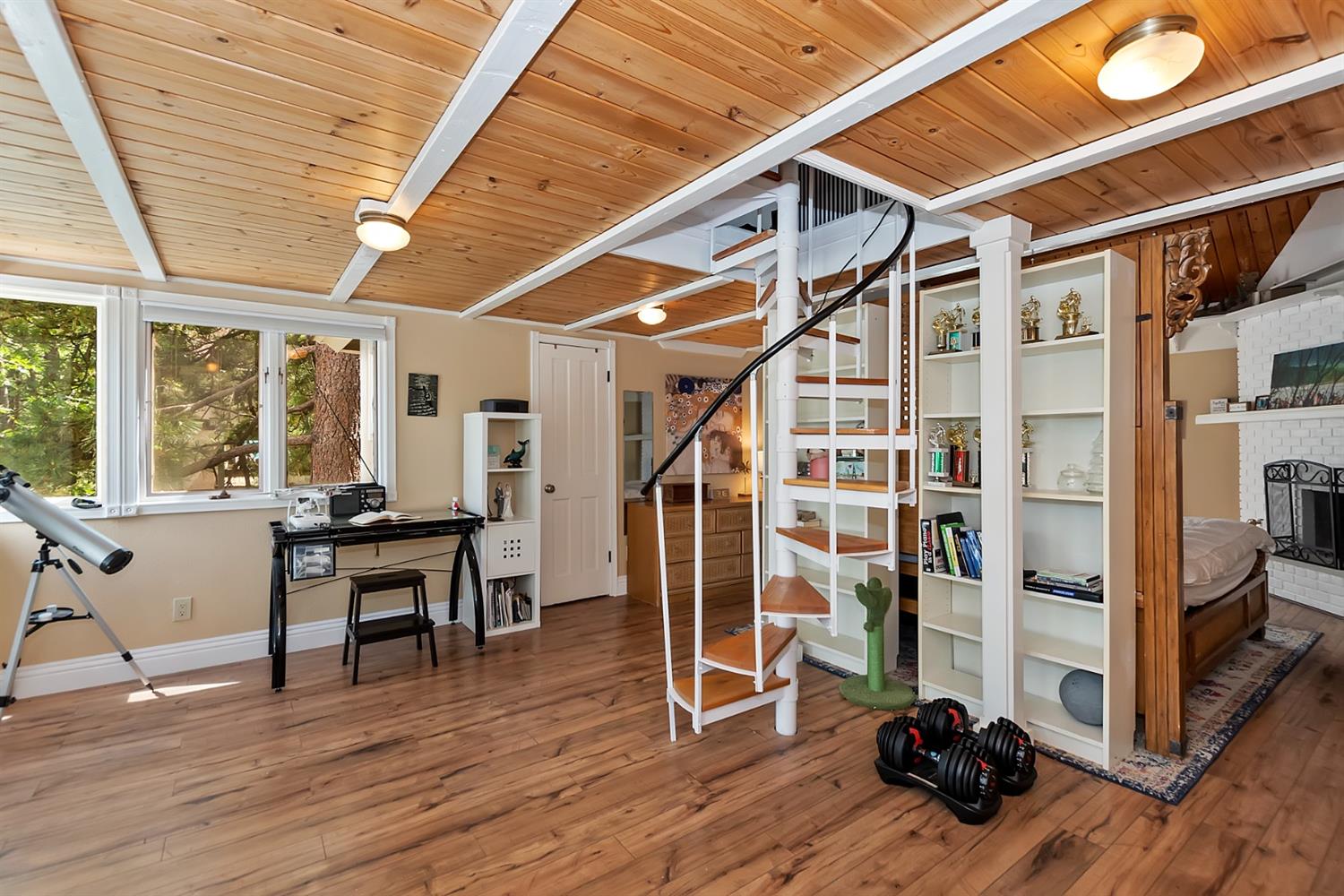 28277 Arbon Lane Lake Arrowhead, CA 92352 - Photo 24 of 50 a view of a livingroom with furniture and windows