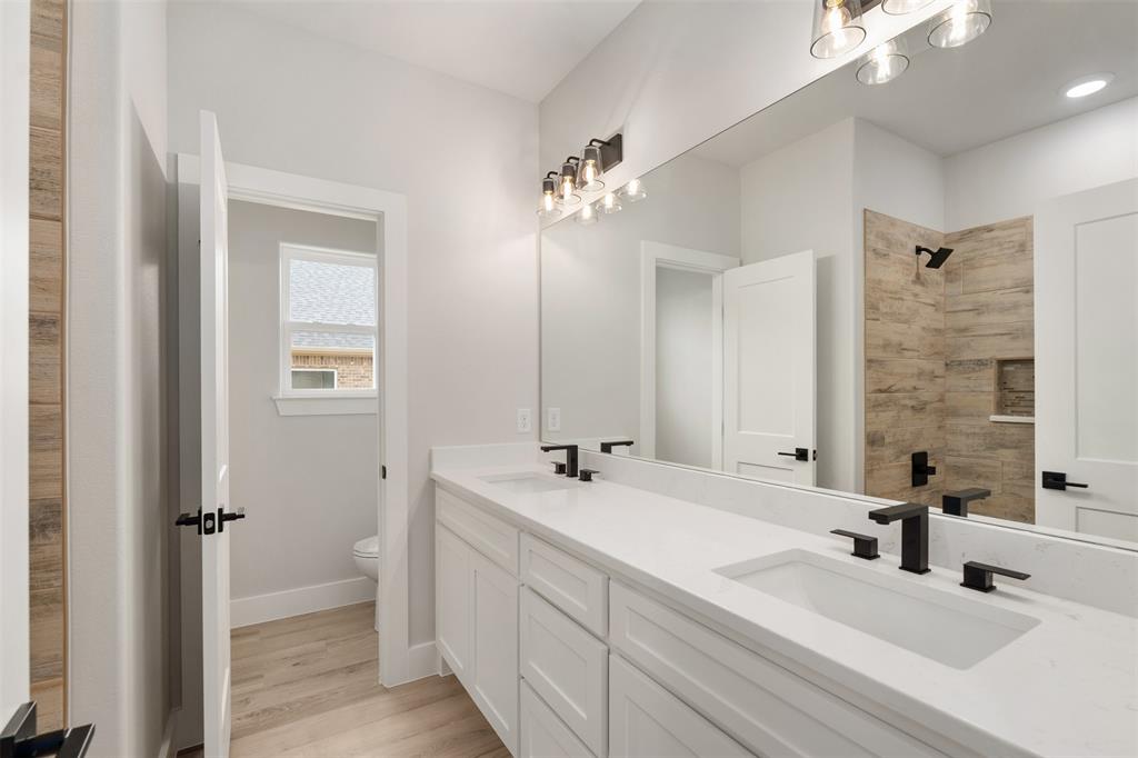 505 Limestone Circle Mabank, TX 75147 - Photo 26 of 37 a bathroom with a double vanity sink a mirror and a bathtub