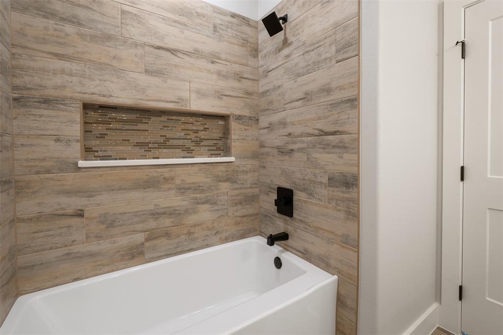 505 Limestone Circle Mabank, TX 75147 - Photo 27 of 37 a bathroom with a bathtub