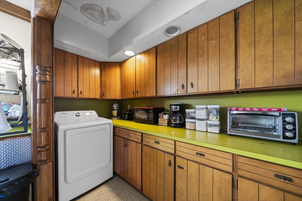 363 White Street Springfield, MA 01108 - Photo 12 of 35