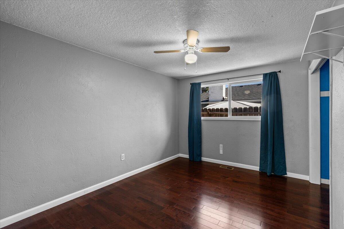 113 Houston Road Phoenix, OR 97535 - Photo 20 of 29 a view of a livingroom with wooden floor