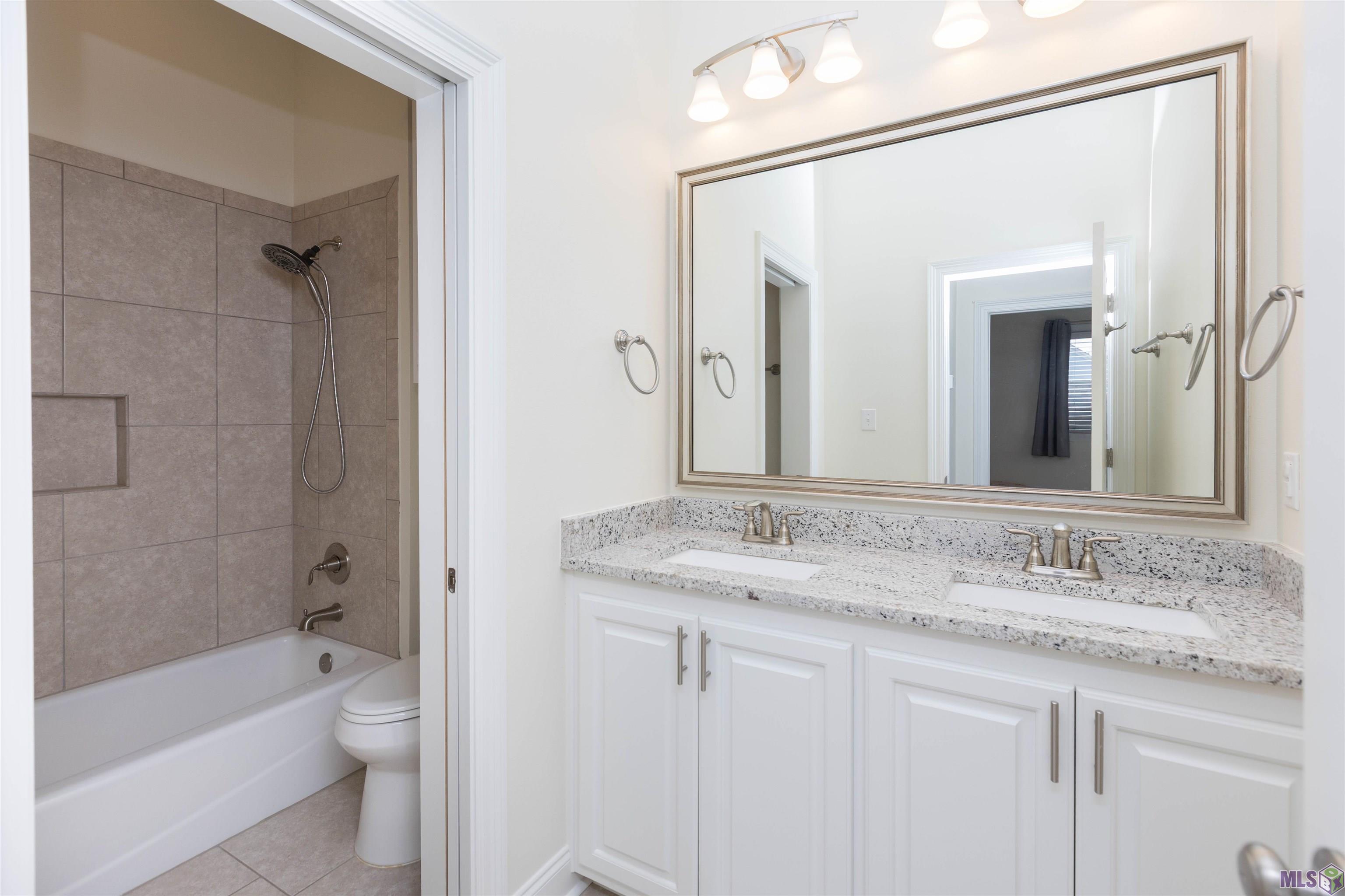 5118 Cheneau Lane Baton Rouge, LA 70808 - Photo 27 of 43 Upstairs Bathroom