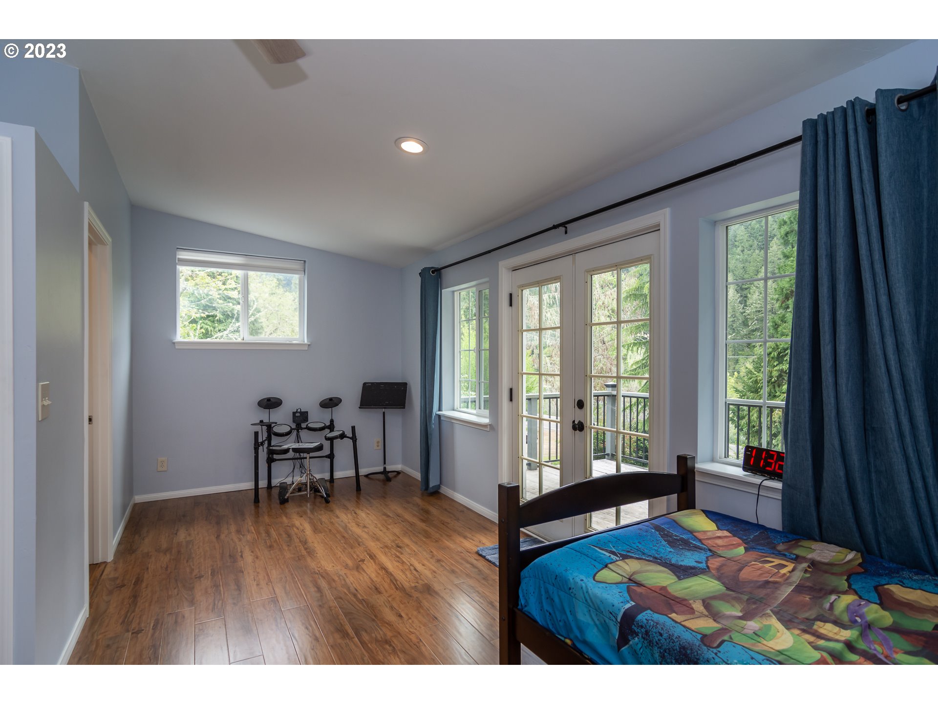 11533 Tyee Road Umpqua, OR 97486 - Photo 32 of 45 a living room with furniture and a table