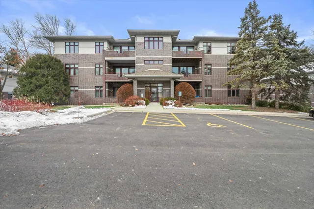 $289,900 | 6806 Raymond Road, Unit 101, Madison, WI 53719