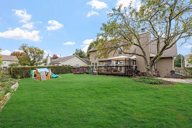 a view of a house with backyard