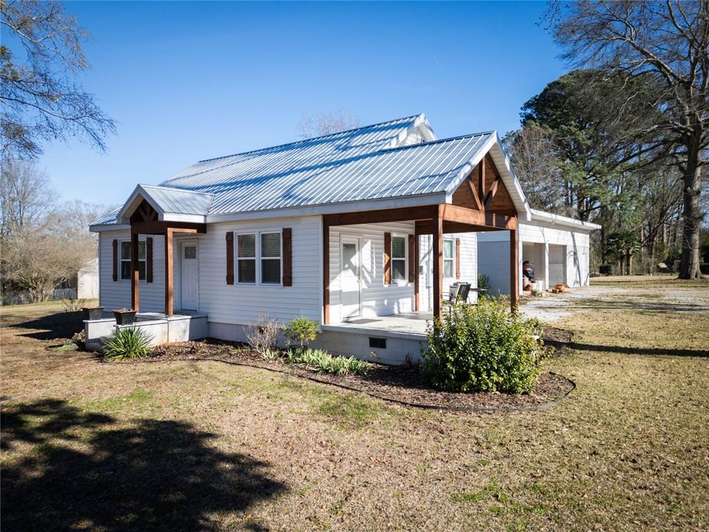 1160 Moody Street Union Point, GA 30669 - Photo 3 of 39 a front view of a house with garden