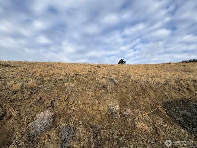 a view of ocean view with sky view