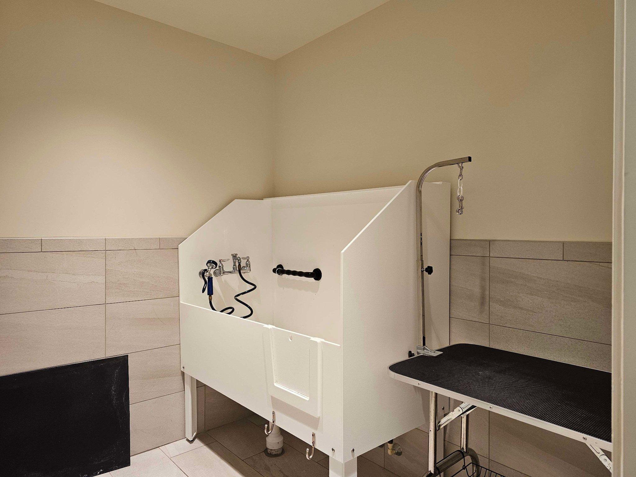 6900 Fleetwood Road, Unit 318 McLean, VA 22101 - Photo 46 of 63 a bathroom with a bathtub and shower