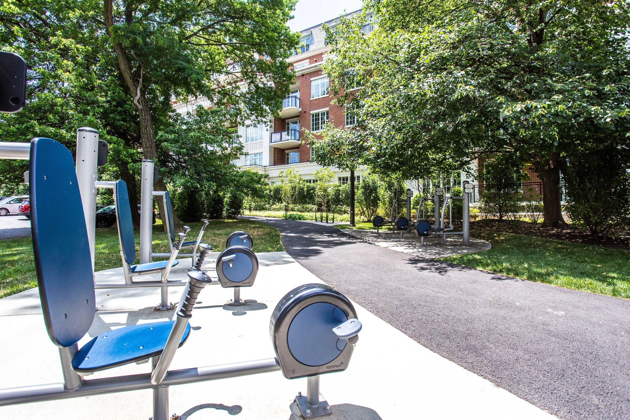 6900 Fleetwood Road, Unit 318 McLean, VA 22101 - Photo 54 of 63 a table and chairs in the garden