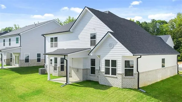 a view of a house with a yard