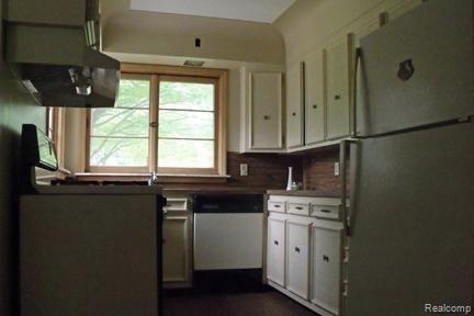 4284 Lapeer Road Port Huron, MI 48060 - Photo 14 of 16 Kitchen