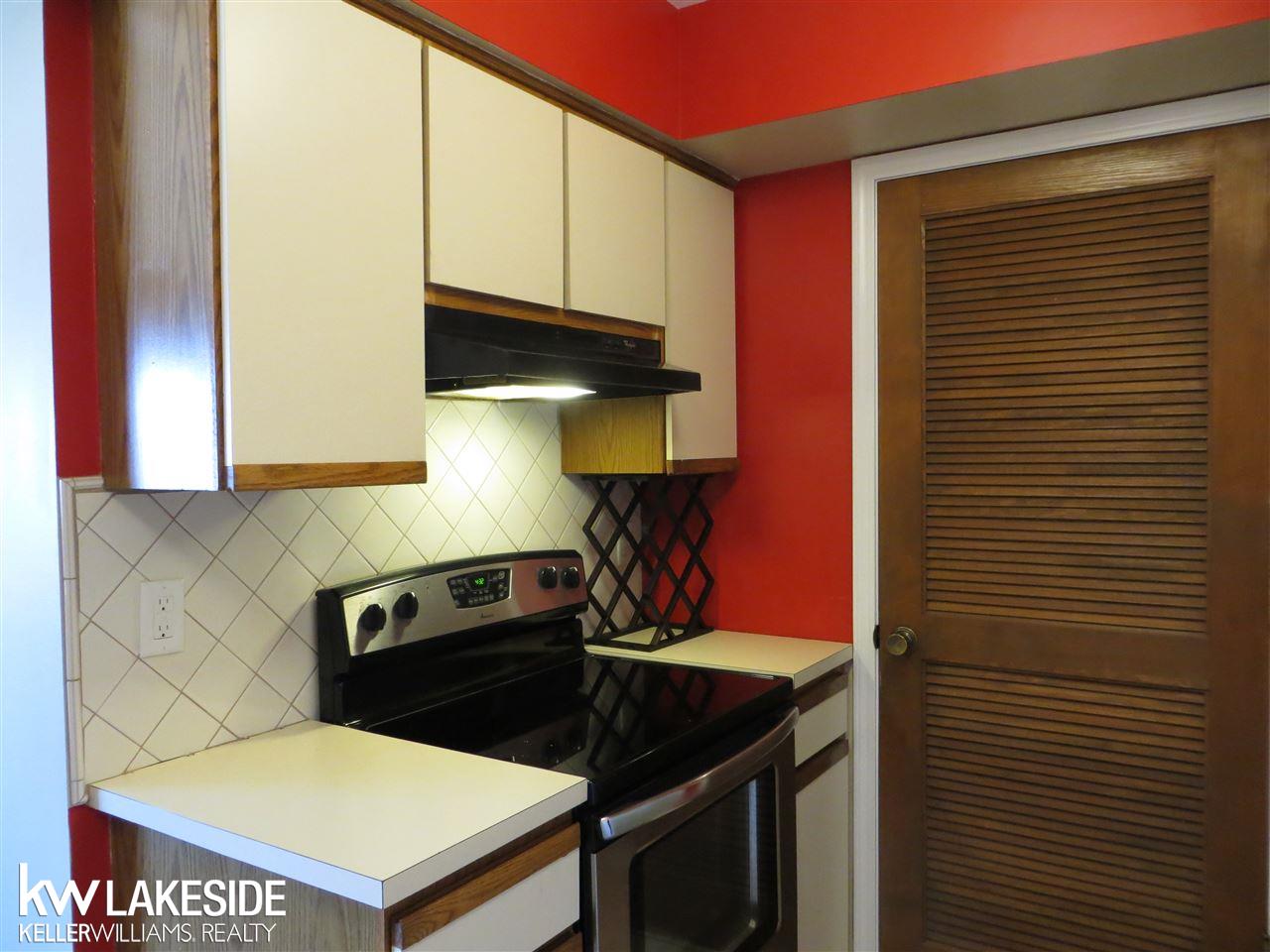 1572 Meadow Drive Rochester, MI 48307 - Photo 6 of 33 31346624-5.JPG
