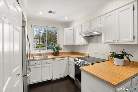 $489,000 | 32 Rowayton Woods Drive, Unit 32, Norwalk, CT 06854