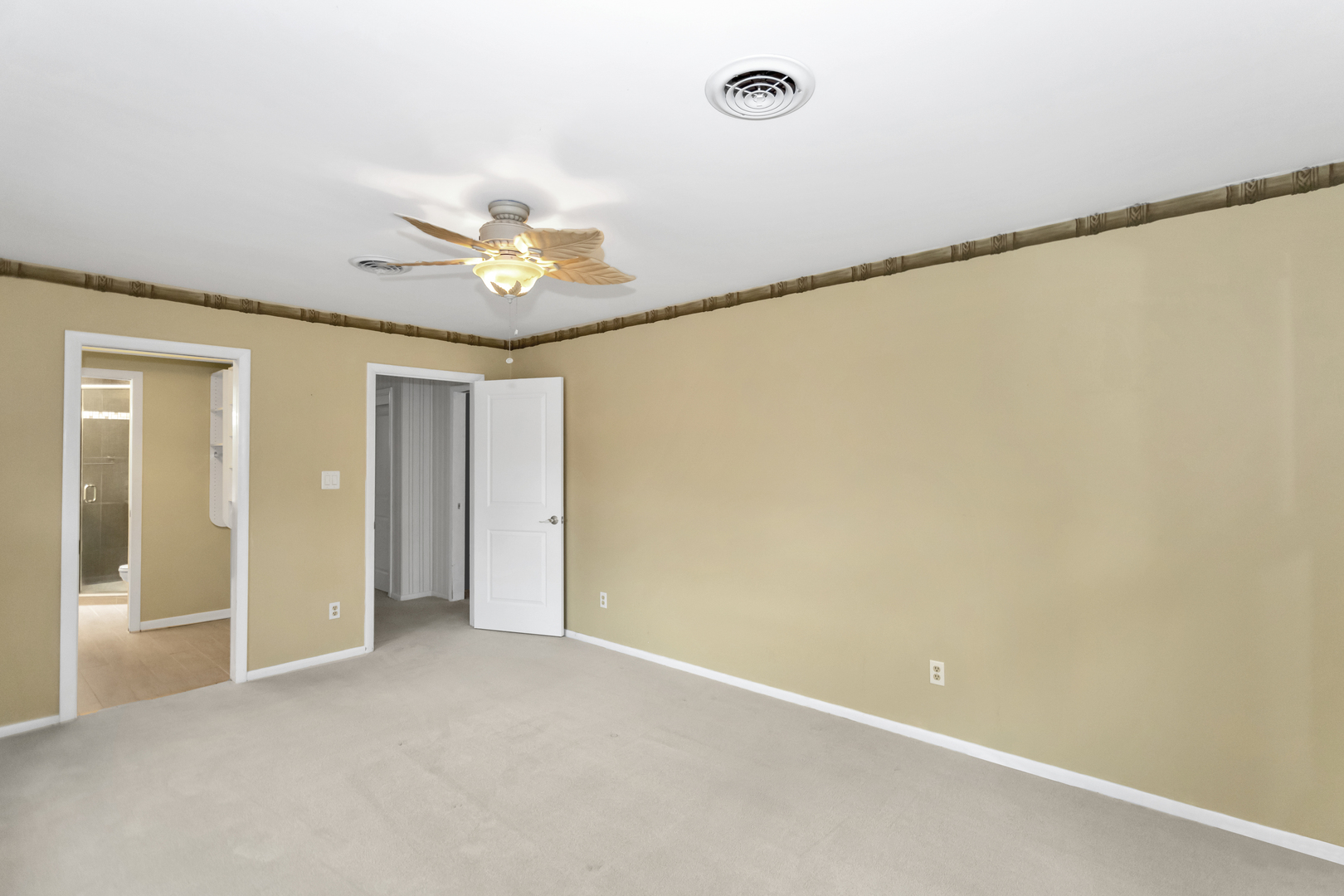 1700 Kay Road Wheaton, IL 60187 - Photo 16 of 38 a view of an empty room and a ceiling fan
