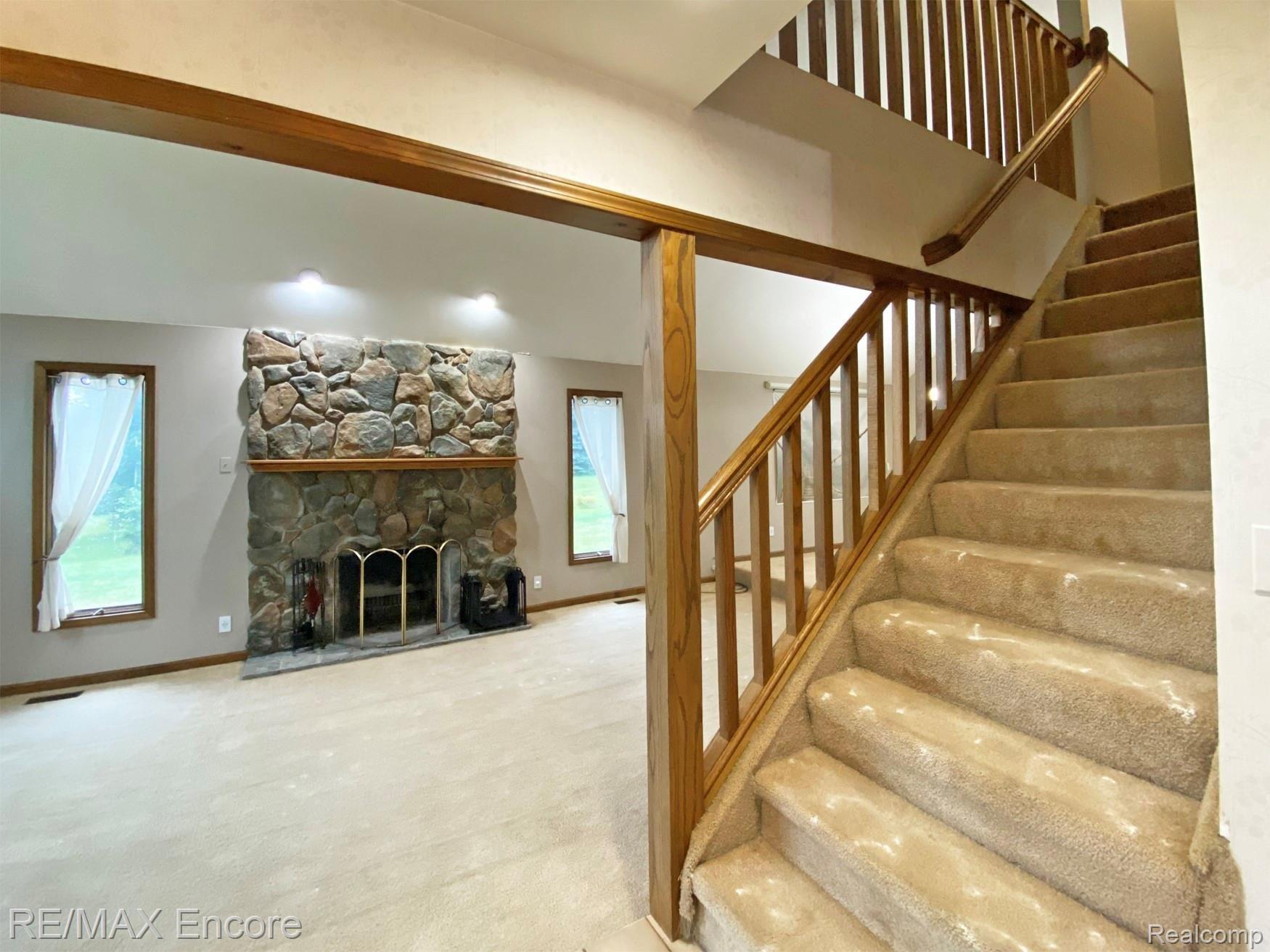 3201 North Hickory Ridge Road Highland, MI 48357 - Photo 4 of 16 N Hickory Ridge foyer.jpg