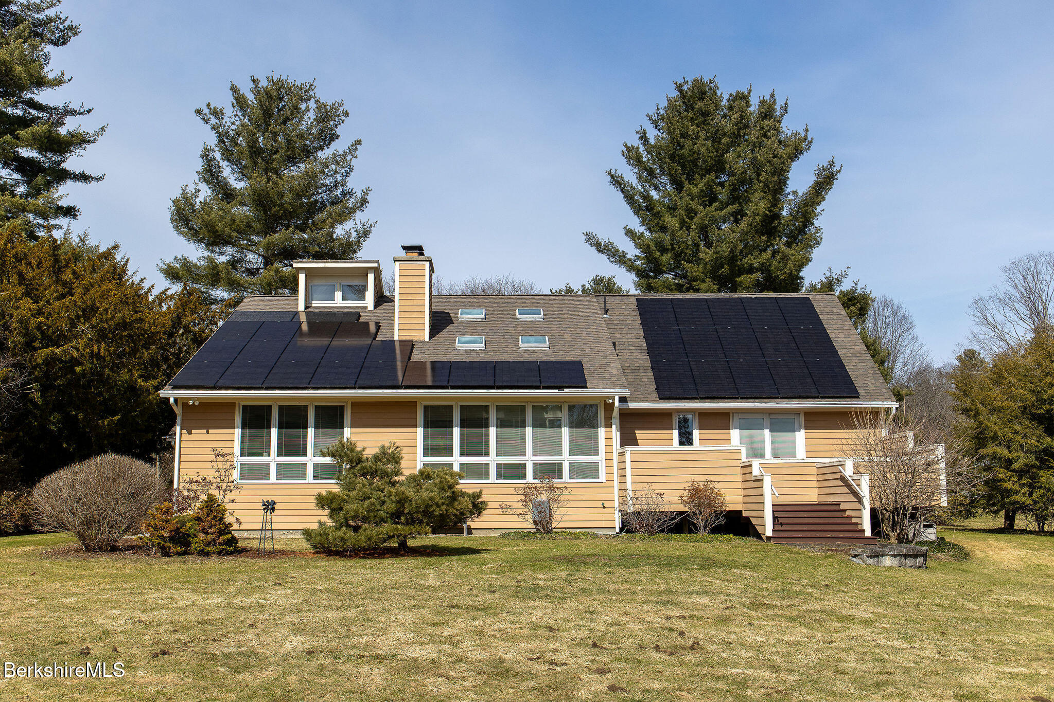 103 Gravesleigh Terrace Pittsfield, MA 01201 - Photo 5 of 46 a front view of a house with a garden