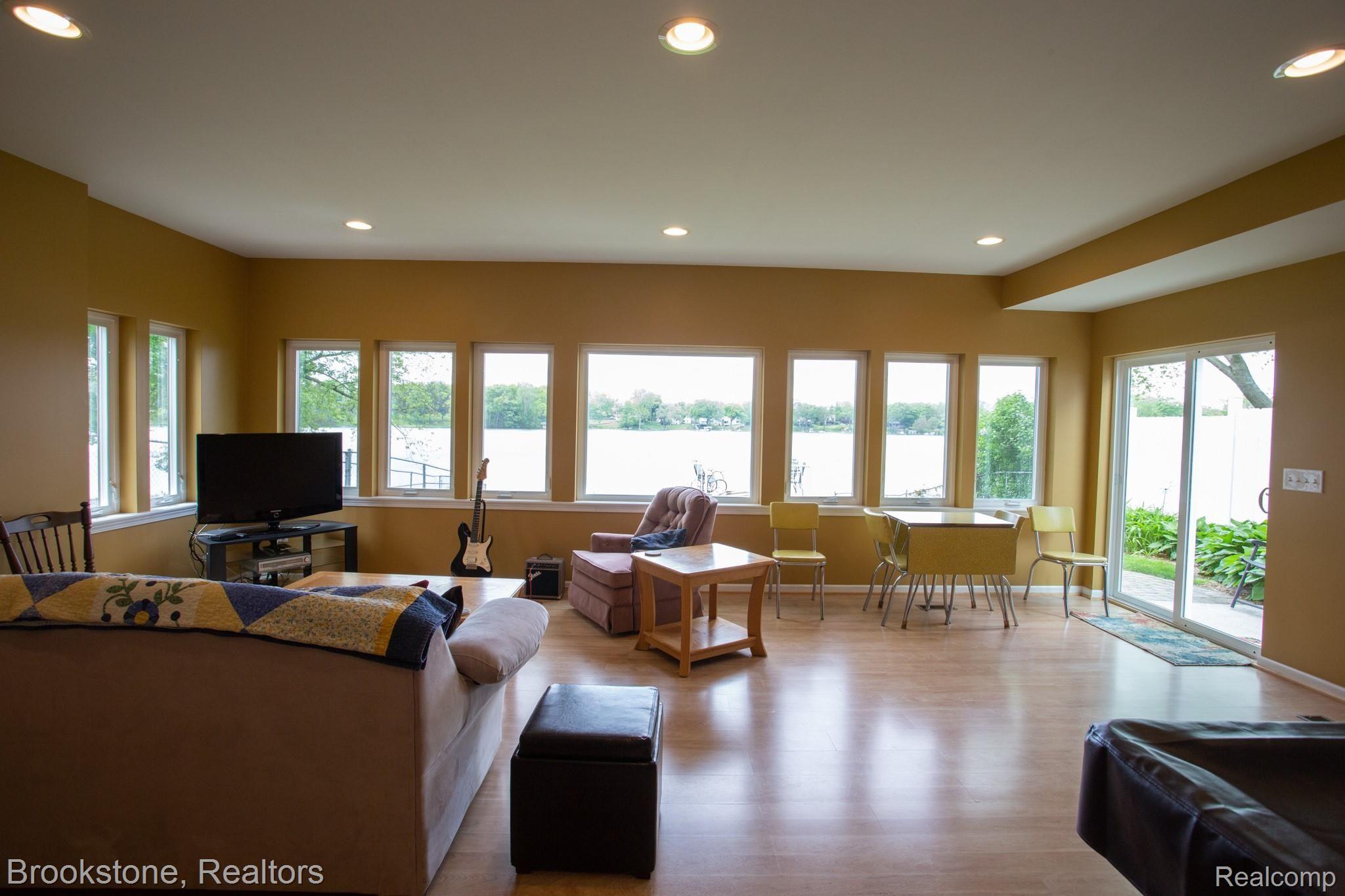 3220 Lexington Road Waterford, MI 48328 - Photo 35 of 39 IMG_0107.jpg