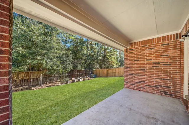 a view of a back yard