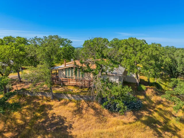 a view of a houses with a yard