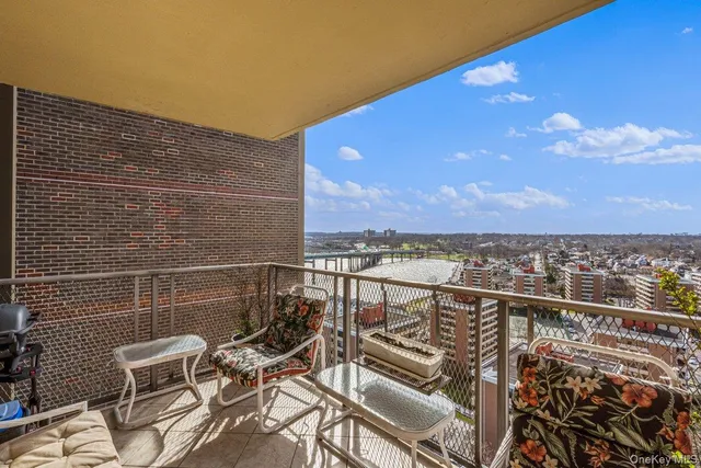 $679,000 | 166-25 Powells Cove Boulevard, Unit 19G | Beechhurst