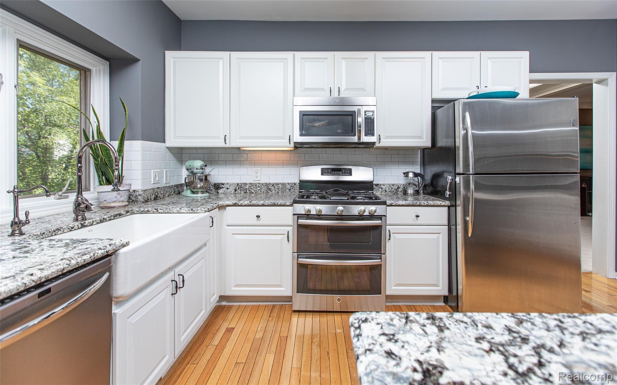 1915 Catlin Drive Rochester, MI 48306 - Photo 13 of 39 13 - Kitchen With SS Appliances.jpg