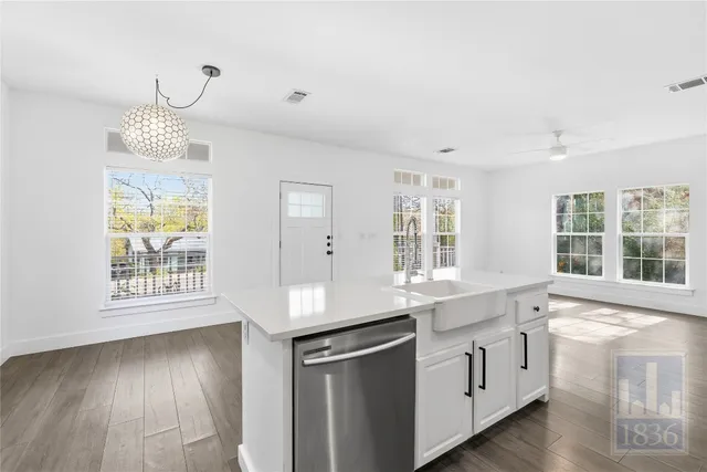 $3,000 | 1116 Lott Avenue, Unit 1, Austin, TX 78721