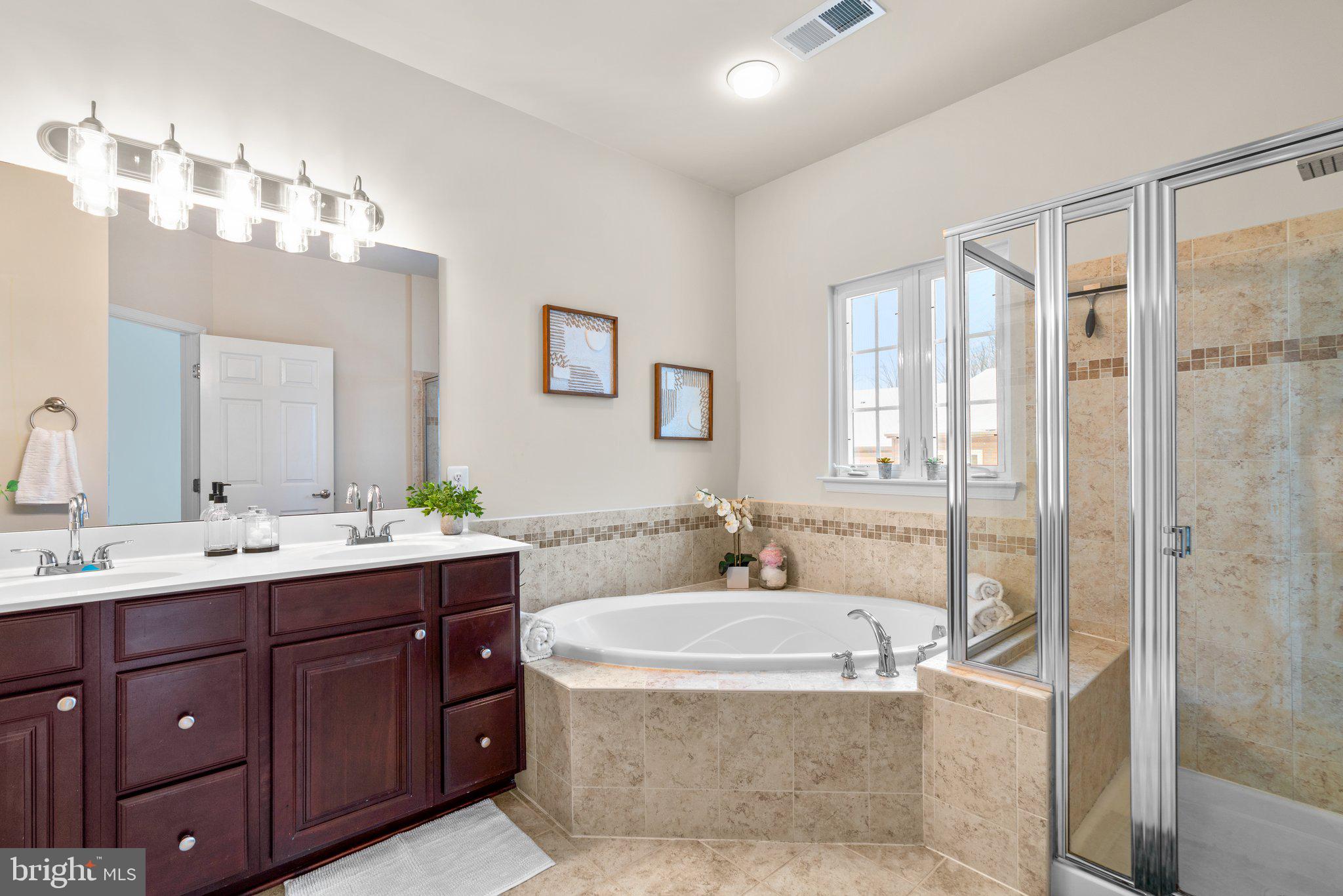 12810 Gate Rail Road Clarksburg, MD 20871 - Photo 28 of 44 Upper level full bathroom