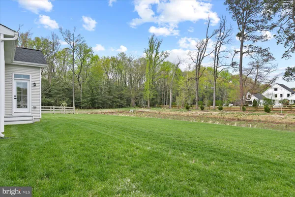 a view of yard with green space