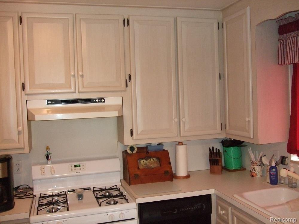 9406 Ruth Avenue Allen Park, MI 48101 - Photo 12 of 31 BRIGHT UPDATED KITCHEN WITH BUILT-IN DISHWASHER, DISPOSAL, STOVE AND FRIDGE INCLUDED.