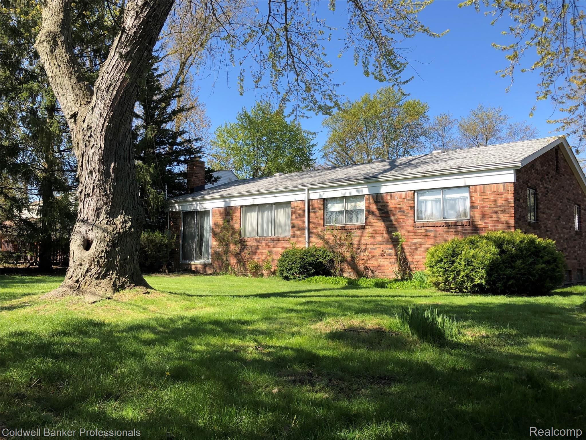 29934 Rambling Road Southfield, MI 48076 - Photo 8 of 11 Large private backyard backs up to Miller Park!
