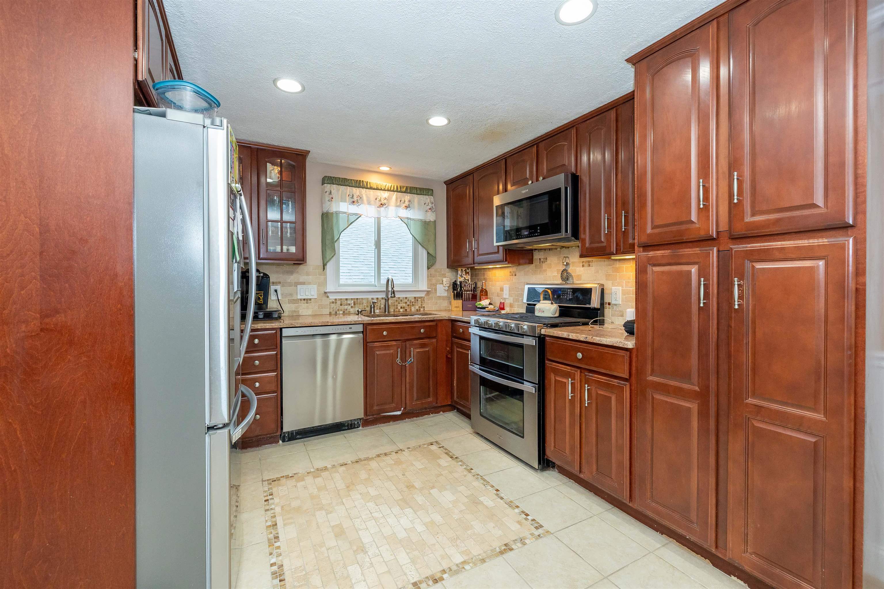 25 Pelham Street Nashua, NH 03063 - Photo 11 of 35