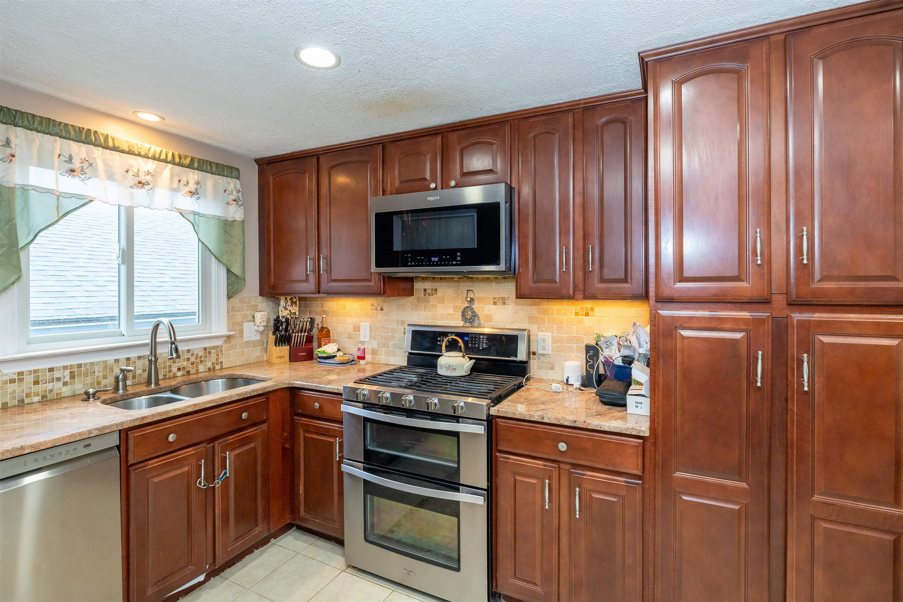 25 Pelham Street Nashua, NH 03063 - Photo 14 of 35