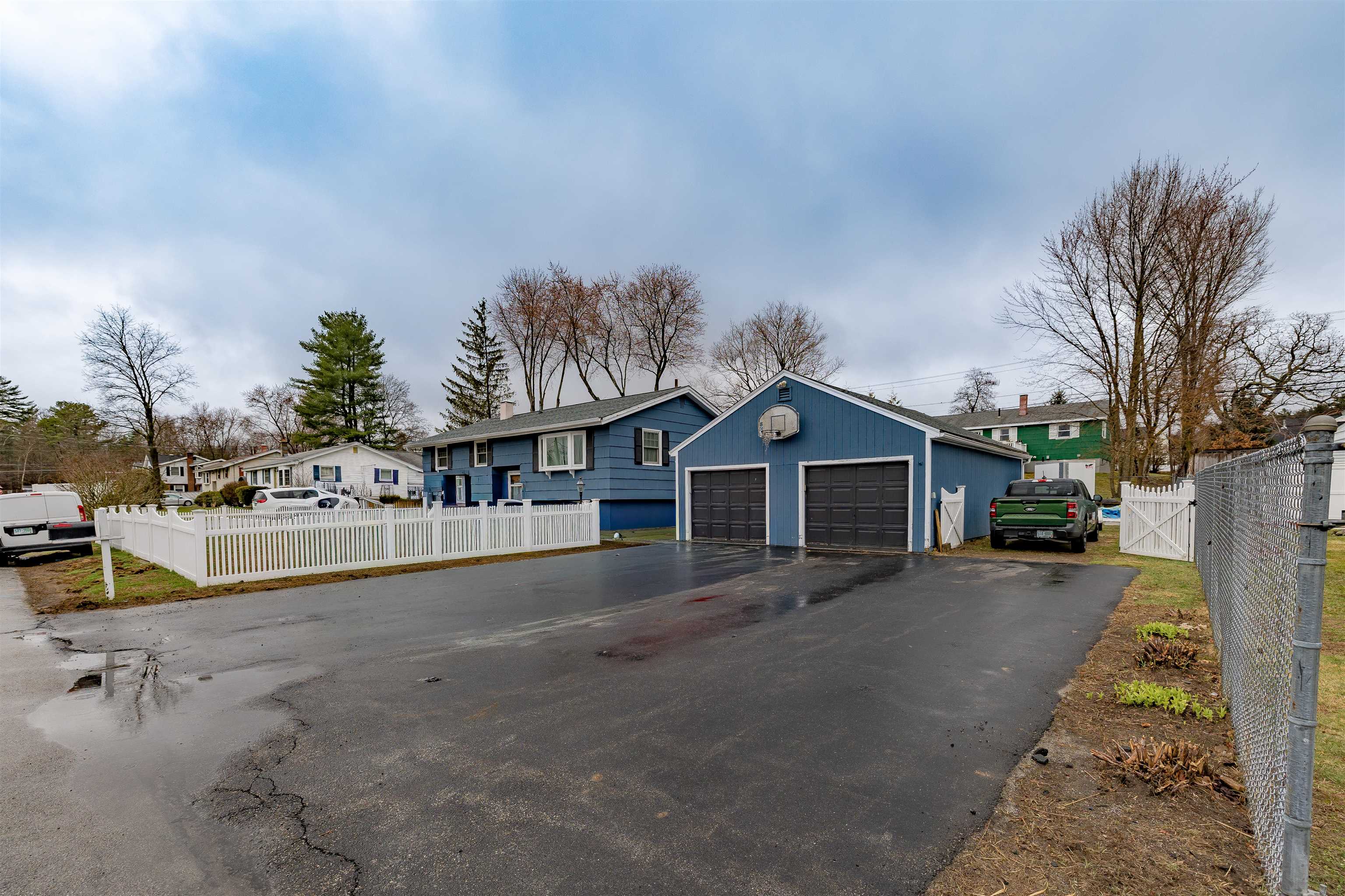 25 Pelham Street Nashua, NH 03063 - Photo 2 of 35