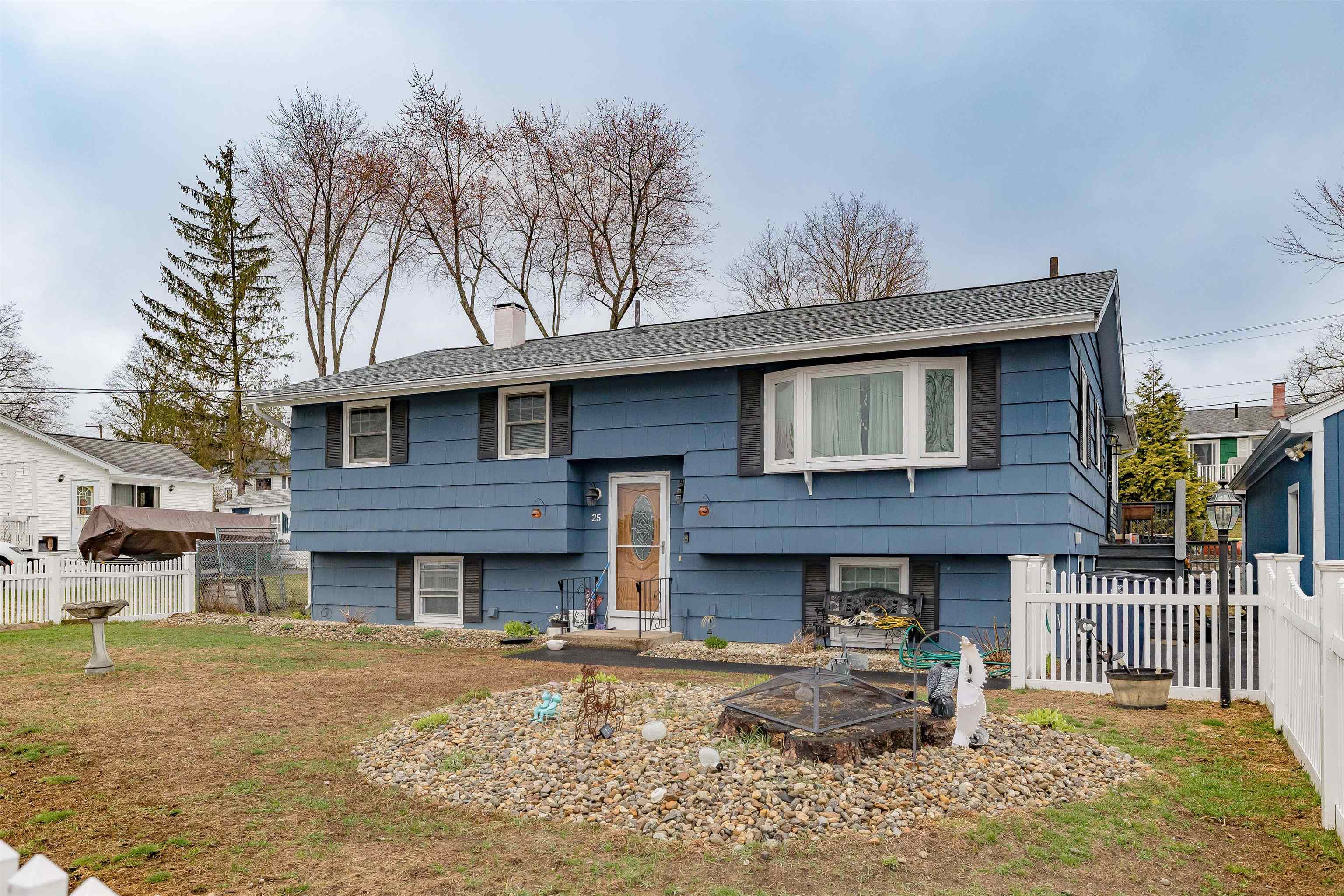 25 Pelham Street Nashua, NH 03063 - Photo 3 of 35