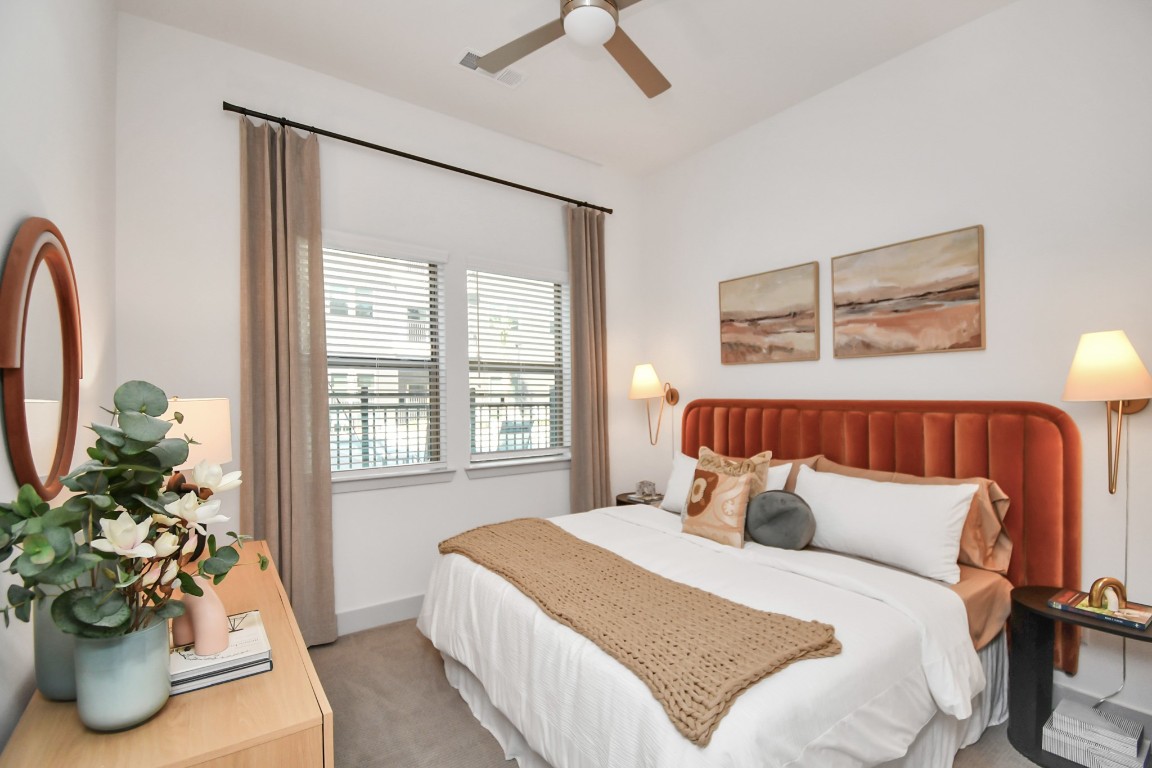 1617 Enid Street, Unit 318 Houston, TX 77009 - Photo 14 of 50 a bedroom with a bed and a potted plant