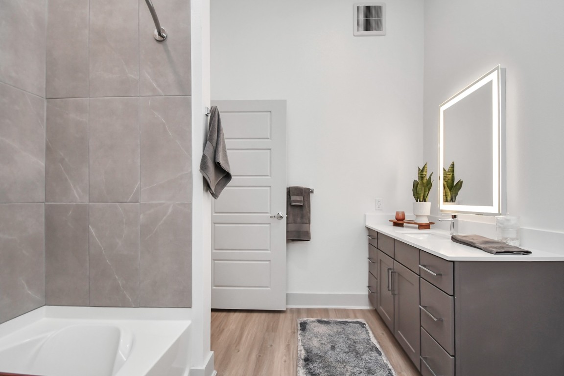 1617 Enid Street, Unit 318 Houston, TX 77009 - Photo 20 of 50 a bathroom with a sink and a bathtub